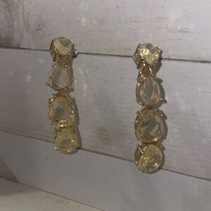 Formal and elegant gold and clear jeweled 💎 earrings